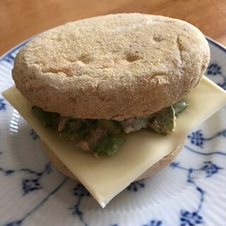 ツナとセロリのサラダとチーズのサンド